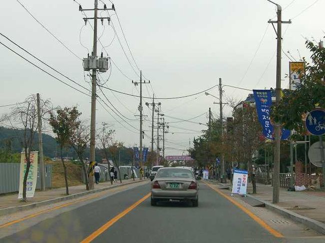 扶余（プヨ）の街<br /><br /><br />百済文化祭を堪能した後で、今度は同じく忠清南道（チュンチョンナム＝ド／Chungcheongnam-do）の江景（カンギョン／Ganggyeong）と言う町に向かいます。<br />扶余（プヨ／buyeo）から車で約30分くらいのようです。