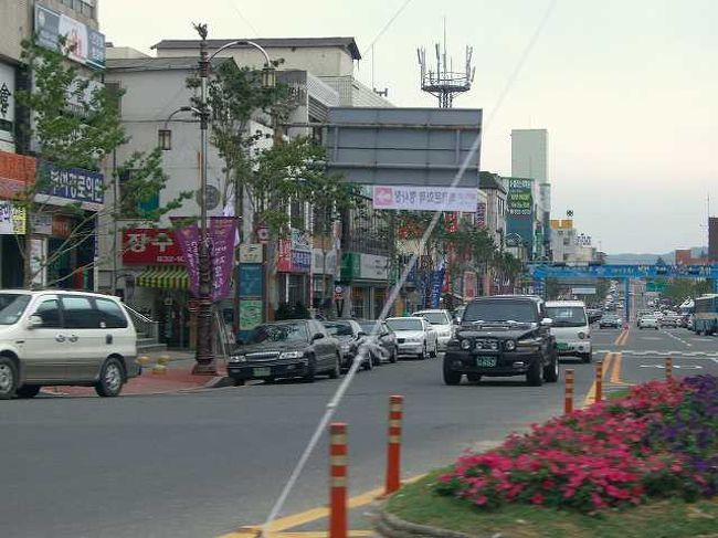 扶余（プヨ）の中心部？<br /><br /><br />地理感がないのでよくわかりませんが、扶余（プヨ／buyeo）中心部？の景色です。<br />街を走る車の量は比較的多い方だったと思います。
