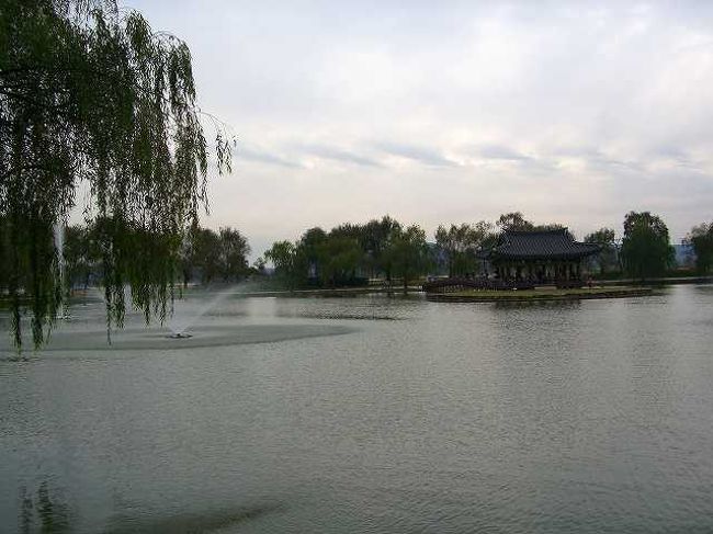 宮南池（クンナムジ）<br /><br /><br />忠清南道（チュンチョンナム＝ド／Chungcheongnam-do）の宮南池（クンナムジ）です。<br />駐車場から徒歩2,3分で池に着きます。<br />池の中には中島があり、休憩所？のような物がありました。