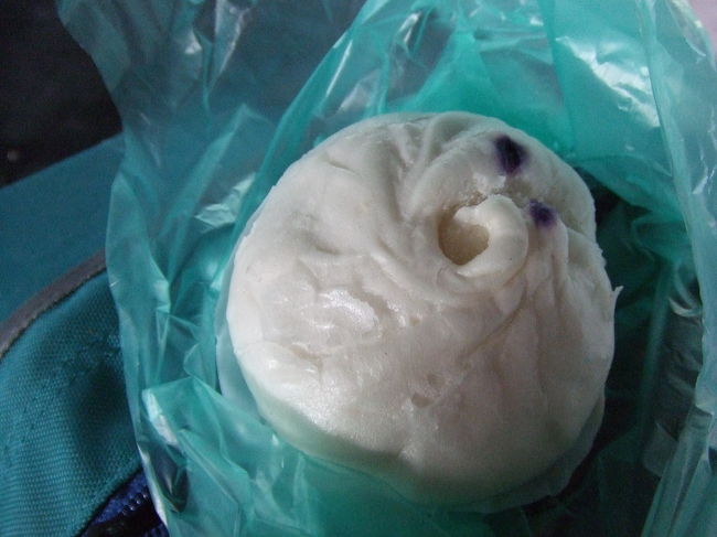 バス乗り場の手前の売店で、朝ごはん用に買い物をした。<br />これは、ちっこいあんまんみたいなもの。