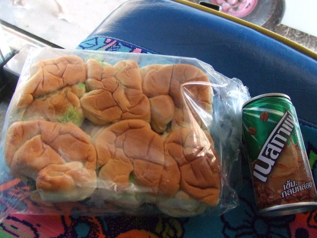 そんでこっちは、緑のクリームが入ったクリームパン。とネスカフェ缶コーヒー。<br />それからバスに乗り込む。