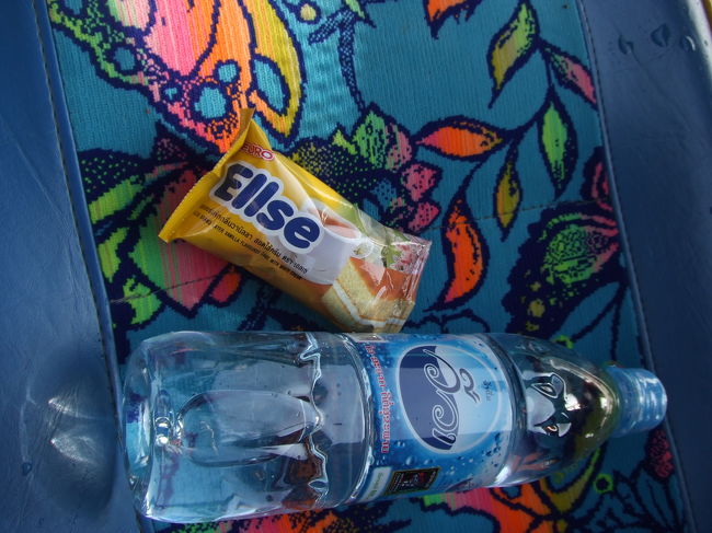 しばらくすると、水1本とお菓子が1つずつ配られました。さっきパン食べたばっかりだったので、お菓子は保存食に♪<br />8時過ぎ、バスは出発！<br />またラッキーなことに隣の席は誰も乗ってこなかったので、ゆったりです☆