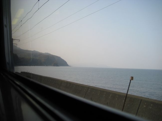 ツアー代金に含まれていたJRフリーチケットを利用して小樽へ。快速で30分くらいだったかな。<br /><br />電車の移動ってなかなか楽しい。<br />一般の家を見るのがまた新鮮で。雪国らしく玄関に囲いがあったり窓が２重になっていたり。屋根も平らで、登れるように梯子が付いてるのねぇ〜。やっぱり冬に来てこそ北海道なのかな、と思ったり。