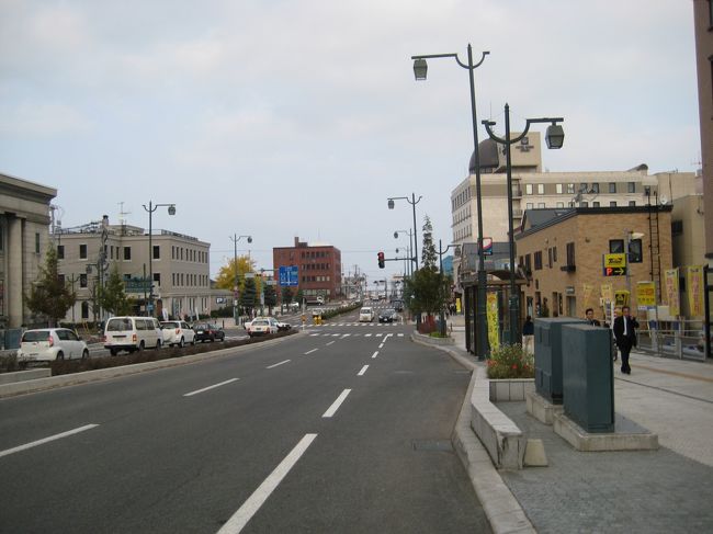 小樽に着いた瞬間、「田舎！！」と思ってしまった。ちょっと曇っていた空の影響もあって、ひっそりした感じだった。<br />とりあえず運河めがけて歩く・・・