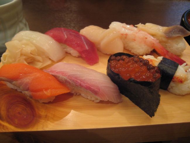 私が注文した盛り合わせ。<br />味は普通・・・・。<br /><br /><br />要するに、店選び失敗(´Д`|||)<br />失敗なのであえて店名は書きませんが、うーん・・って感じ。<br /><br />前回札幌でたまたま入った市場のお寿司屋さんがすごくおいしくて、嫌いなはずの「かに味噌」もぺろっと食べれて、本物のお寿司ってのはこういうのをいうんだと思ったんだけど、今回はそんな感動をもらえなかった( p_q)<br />その時はあんまりにも感動して食べていたので、板前さんが喜んで、「これも食べてみろ！」と言ってエンガワをこっそり出してくれたりしたんだな。<br /><br />やっぱりしっかり下調べしてから行くべきだった。。<br />