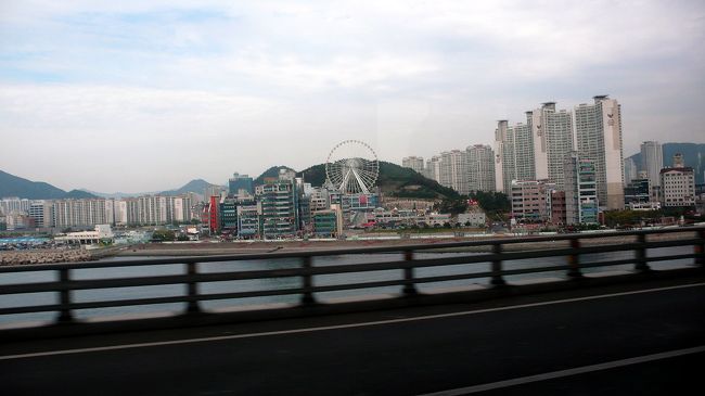 広安大橋を走行中に、民楽水辺公園近辺を眺める。<br /><br />なおこの広安大橋は対馬の東端から見えるそうです。<br />距離は約５０キロですので、空気が澄んでいれば十分でしょう。<br />特に夜間照明されていれば、はっきりと見えると思います。<br /><br /><br />