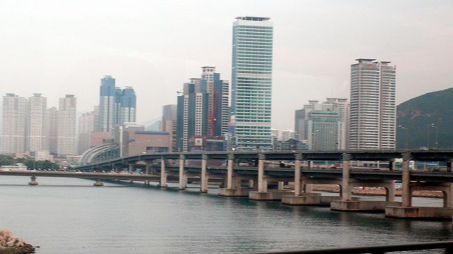 広安大橋の周辺の高層マンション群。<br />広安大橋は全長約７キロの、上下８車線も有る一方通行の道路である。