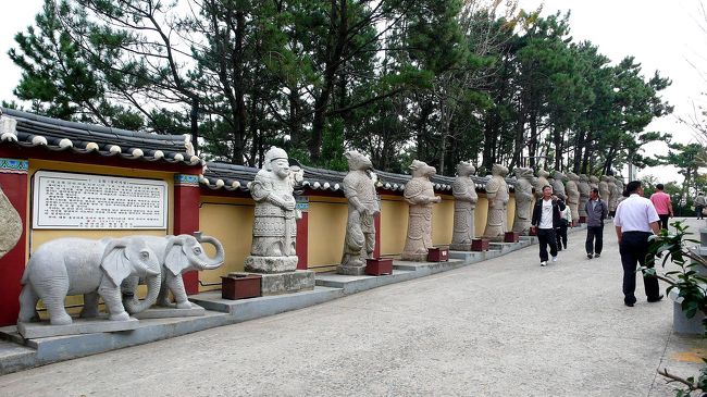 干支の十二支の石造が並んでいる。<br />日本とは少し違います。