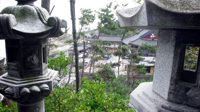 石灯篭の間からお寺が見えてきました。<br />韓国では石灯篭は珍しいとのことでした。<br />信者さん達の寄付で造ったものだそうです。