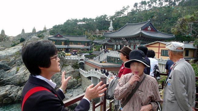 海東龍宮寺について、ガイドさんが熱心に案内してくれています。