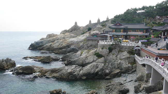 景色の良い海岸の岩場の上に建てられている珍しいお寺です。<br />韓国では山寺が多いそうです。