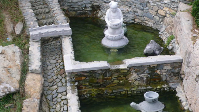 橋の上から下の像の入れ物に、お金を投げ入れていたのです、お賽銭投げですね。<br />少し離れているので中々入りません。