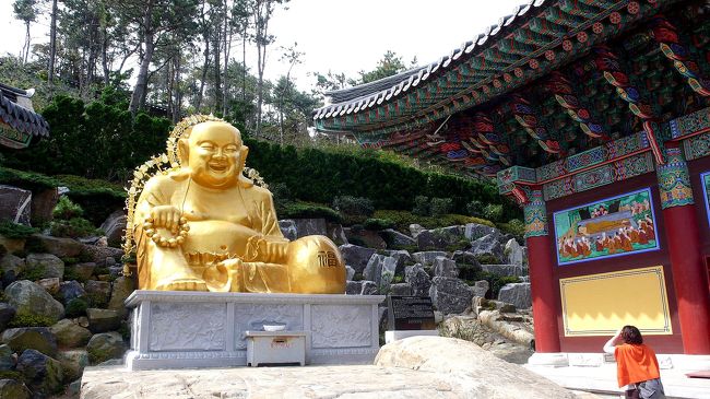 境内に一角に有る金ピカの像。<br />布袋さん？　よく分かりません。