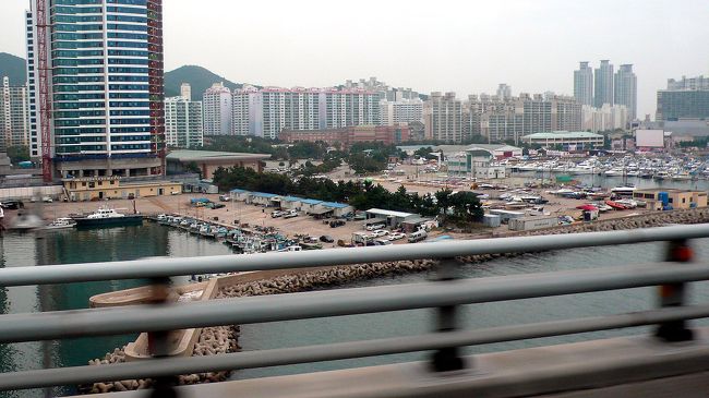 釜山港に向かう途中の広安大橋から見た高級マンション群。