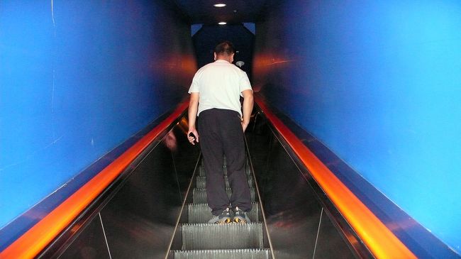 船内は、エスカレーターでロビーへ。