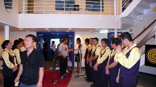 ロビーでは乗務員達が笑顔でお出迎え。