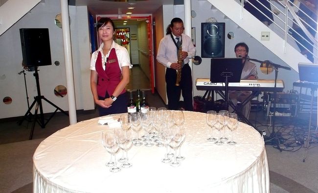 乗客たちにワインのサービス。<br />頂きました、味は私向きでした。