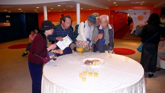 甘党には、ジュースとクッキー・ケーキが用意されています。