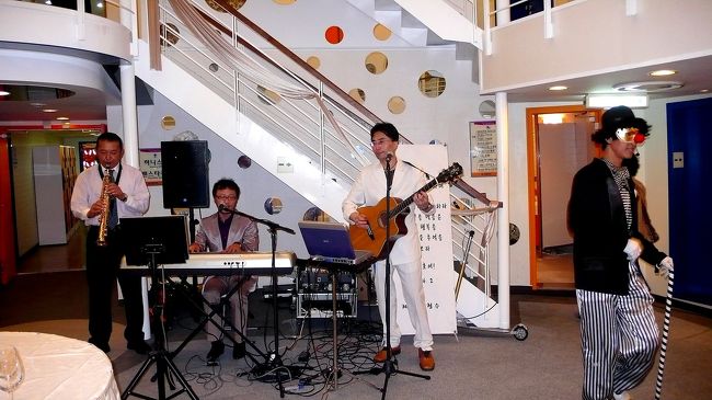 お出迎えには、３人の方が演奏しています。<br />横にはパントマイムのピエロが１人。