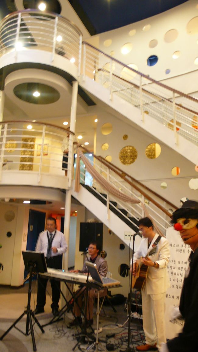 五階に位置するロビーからは、階段で客室階へ。<br />我が部屋は７階７１０３号室。