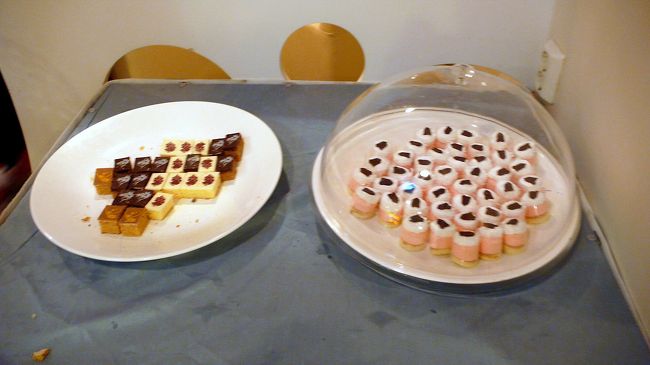 五階通路に用意されていたプチケーキ。