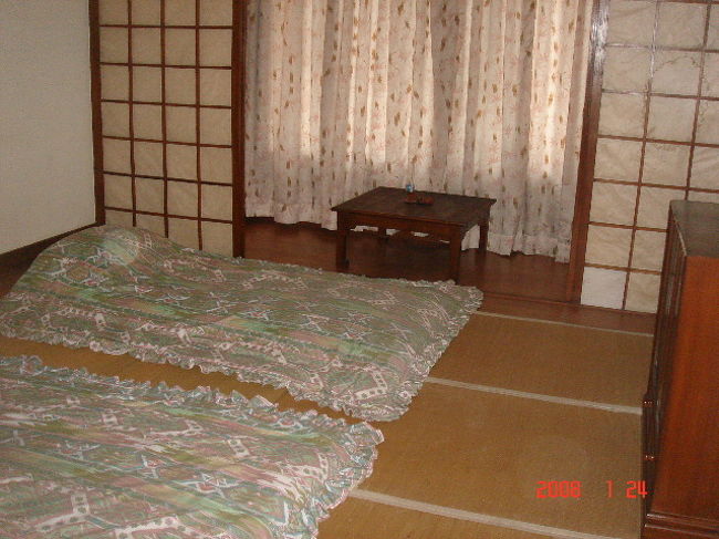 弟5日目、スノウリの国境ゲートをちらりと見た後は、いよいよ世界遺産ルンビニへ。<br /><br />これまでの疲れをとる為に、この日は少し奮発してデラックスなホテル・ニュー・クリスタルにチェックイン。洋室、和室から選ぶ事が出来たので、せっかくだから和室にしてみました。