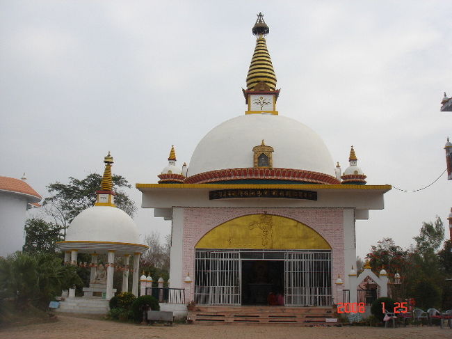 弟6日目。<br />世界遺産ルンビニ観光。<br />ルンビニは3つの地区から成っており、まずは聖園地区からスタートしました。<br /><br />写真は聖園地区にあるネパール寺です。<br />ネパールらしいブッダの目があるのが特徴的です。