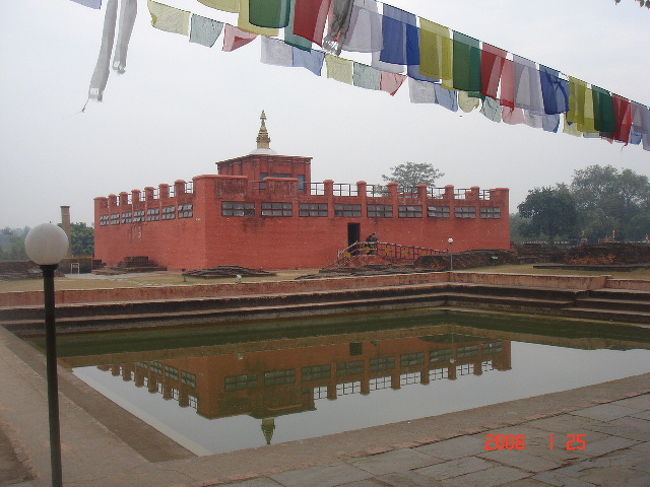 聖園地区の中心にあるマーヤー聖堂とプスカリニ池です。