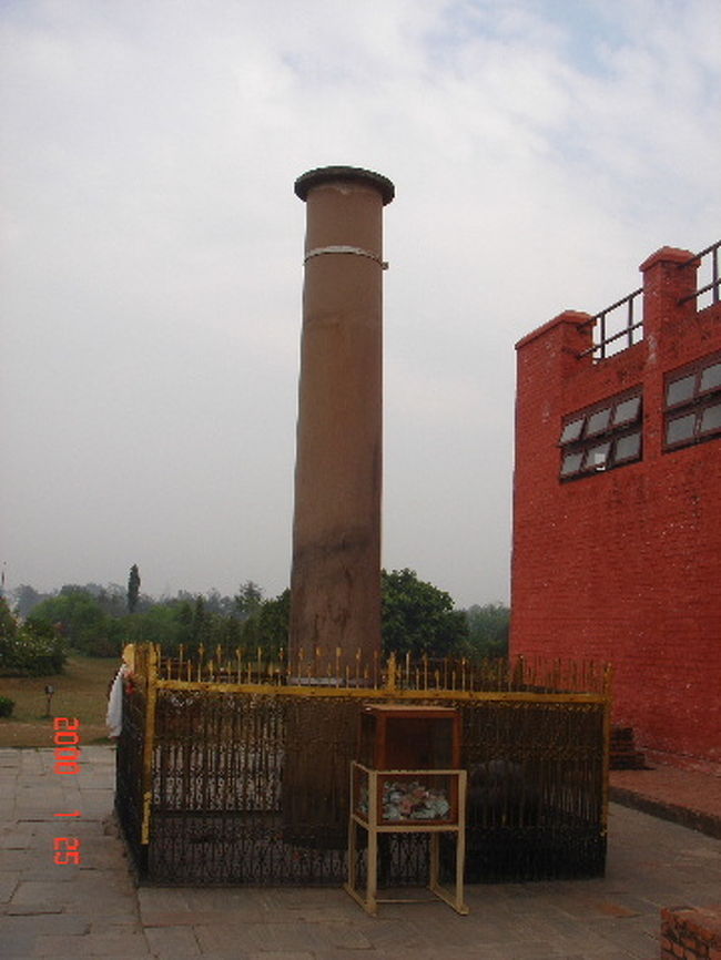 マーヤー聖堂の前には、アショーカ王の建てた石柱がありました。