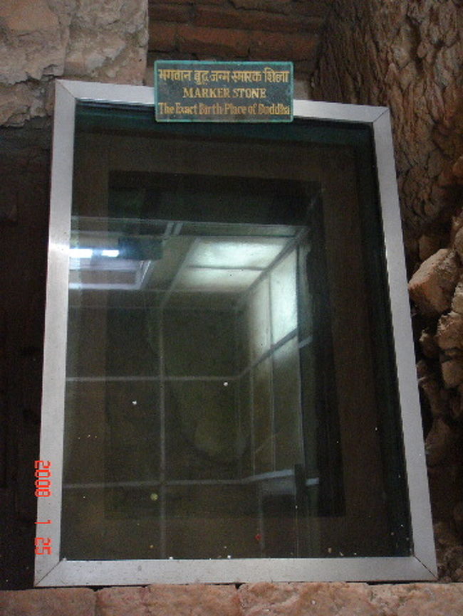 マーヤー聖堂の中には、アショーカ王の置いた石版があり、この場所こそが王子誕生の場所だそうです。