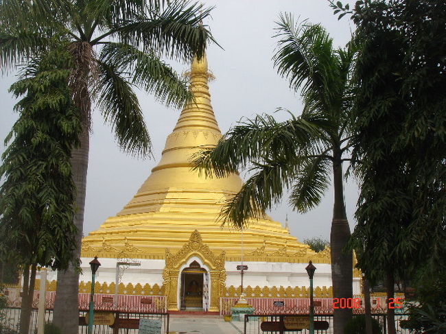 ミャンマー寺です。<br />黄金の屋根が見事です。