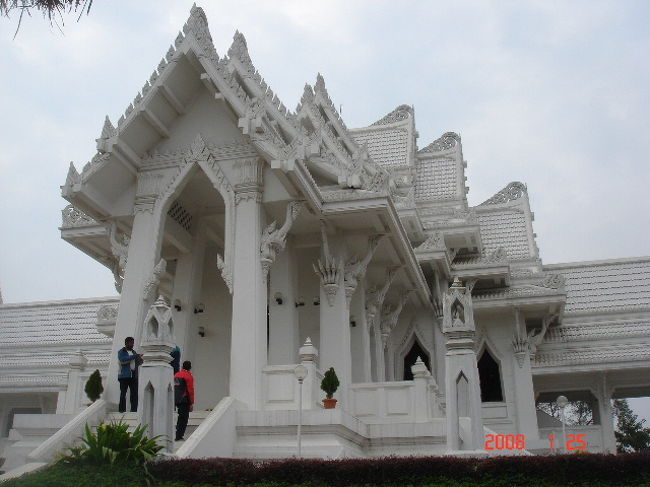 タイ寺です。<br />規模も大きく、白い外観が目立ちます。