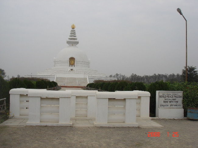そして寺院地区の北側には、もう一つの地区である新ルンビニ村があります。<br /><br />写真はそこにある日本山妙法寺。この日本山妙法寺はルンビニだけではなく、ポカラにもあります。<br /><br />中では修行をしながら、寝泊りもできるそうです。