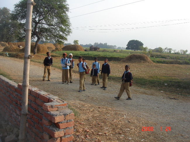 学校帰りの子供達に遭遇。<br />ここはインドが近い事もあり、ネパール語よりヒンディー語が飛び交っていました。<br />（子供達はネパール語は話せないけど、ヒンディー語は話せるという子が大半でした）