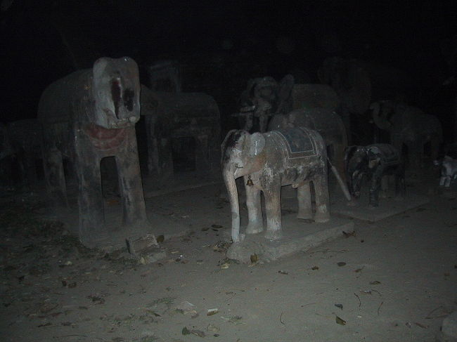 日が暮れるとこの辺りは真っ暗になってしまうので、この辺りを散策するのは昼間の方が良いようです。私達はバイクでぐるぐる走っていたら迷いこんでしまい、このような場所に出てしまいました。不気味…。（言うまでもなくホテルへ戻るのにとても苦労しました）