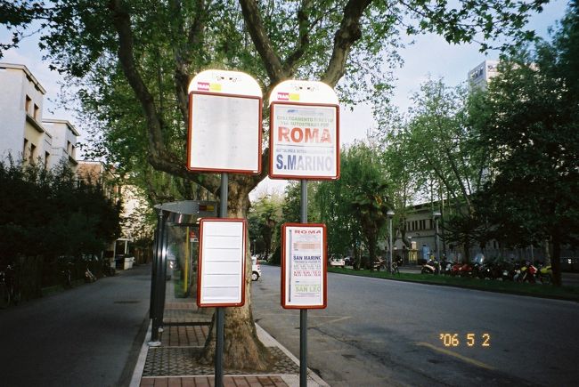 リミニ駅前のサン・マリノ行きバス停(往復€6.80)<br /><br />※ 近くに切符売場はなく、バスの発車時間に合わせて、切符売りのおばちゃんが原付に乗ってどこからともなく現れた！