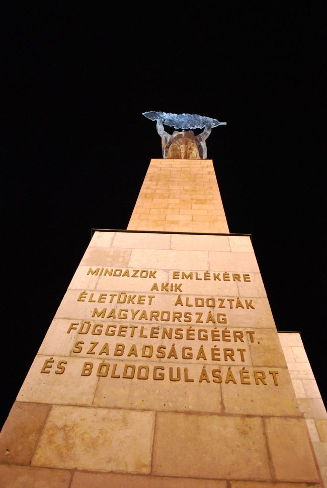 しゅろの葉を広げた女性像を下から。