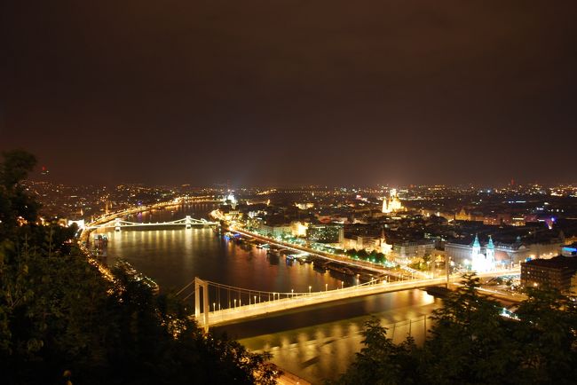 手前の橋がエルジェーベト橋、その右側に光っている教会が「旧市街パリッシュ教会」<br />奥の橋がくさり橋、右側の建物が「聖イシュトバーン大聖堂」<br />この夜景を目の当たりにしたら、しばらく寒くても暑くても、動くことができなくなるのです。<br />