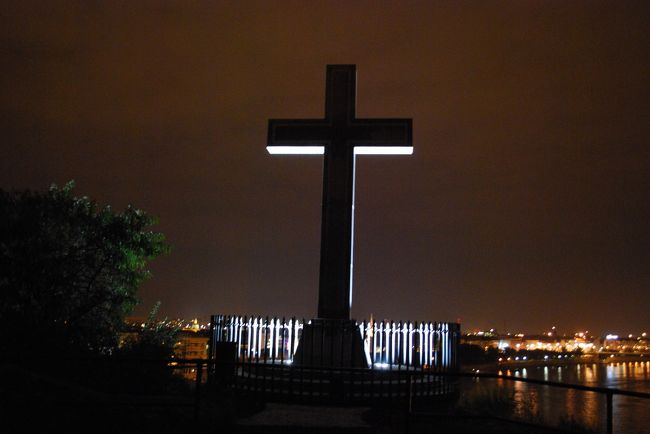 十字架がライトアップされています