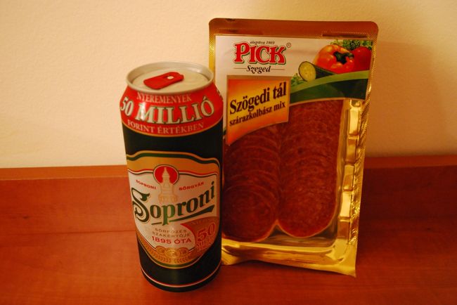 ホテルに戻って、旅行先の楽しみです。<br />現地のお酒とおつまみ。<br />まずは、サラミ!セゲドに本社があるピックサラミ社のサラミ！<br />日本に支社ができているみたいですよ、日本で食べられるようになる日がくるかもしれません！<br />かなりおいしいです。<br /><br />ビールは、Soproniです。<br />ショプロンという街で作られています。