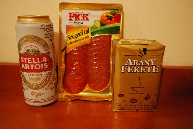 もう一つのピックサラミ。<br />ビールは、STELLA ARTOIS（ステラアラトワ）、ベルギービールです。<br />右は挽いてあるコーヒー豆、ARANY FEKETEです。<br /><br />このコーヒー豆はダメでした。。。<br />日本に帰ってから、飲みましたが、酸化していて、少し藁っぽい味というか。。。まだ冷凍庫に入っています。<br />