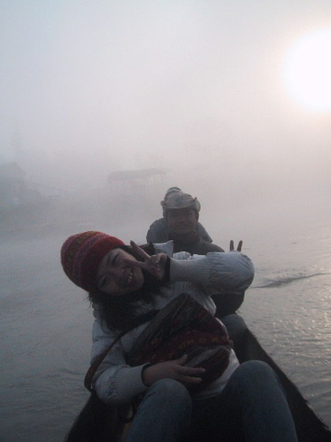 弟7日目はルンビニ→チトワンの移動のみ。<br />弟8日目、いよいよ国立公園へ。<br />国立公園内のアクティビティは様々で、カヌー・ライド、ジャングル・ウォーク、ジープ・サファリ、エレファント・ライドがあります。<br /><br />私達は<br />（8日目）朝:カヌーライド+ジャングルウォーク、午後:ジープサファリ<br />（9日目）朝（出発前に）:エレファンドライド<br />をする事にしました。<br /><br />まずは早朝、カヌー・ライドへ。<br />朝もやの中、カヌーでラプティ河を下ります。<br />
