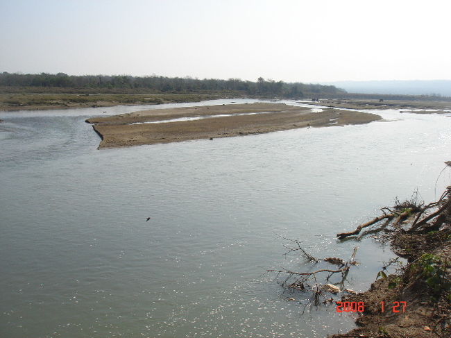 ラプティ河です。<br /><br />ジャングル・ウォークが終わり、一先ずソウラハ村にて朝食タイム。<br />ラプティ河が見渡せるレストランにて。