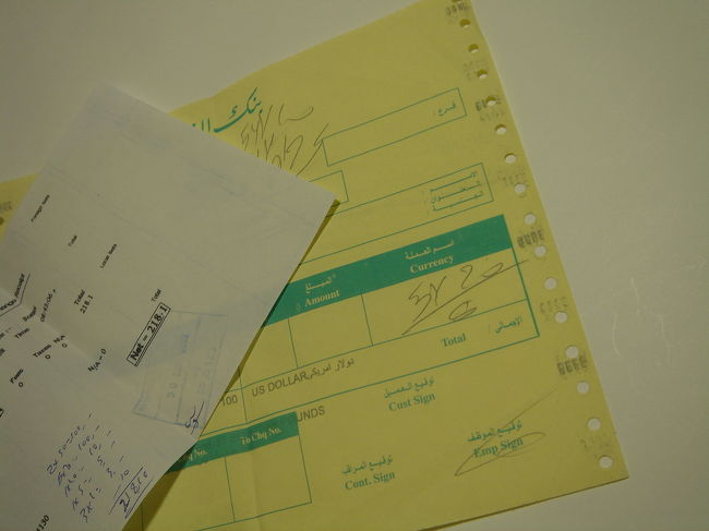 エジプト到着後まずやったのはルクソール空港で両替です。空港で100＄分両替したのですが、これが間違いだった。<br />100ポンドや50ポンドを多く混ぜて両替されたのですが、レストランの飲み物が15ポンド〜なので、大きすぎる紙幣はすごく使いづらい。<br />両替は小額紙幣に交換して貰うのが良いです。