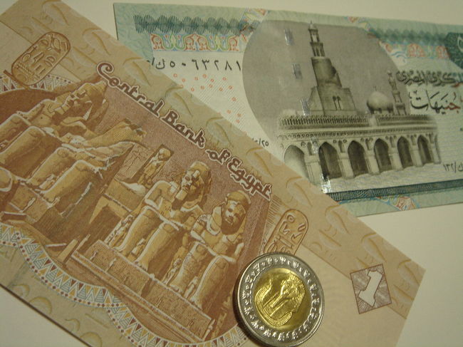 手前が１ポンド紙幣と１ポンドのコイン。<br />ツタンカーメン。他にもクレオパトラのコインもあったみたいだが私はお目見えできなかった。