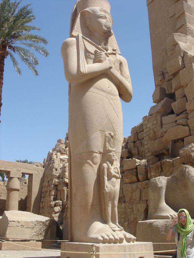 オシリス神のポーズをとるラムセス２世の像。足もとにも小さい像がいる。