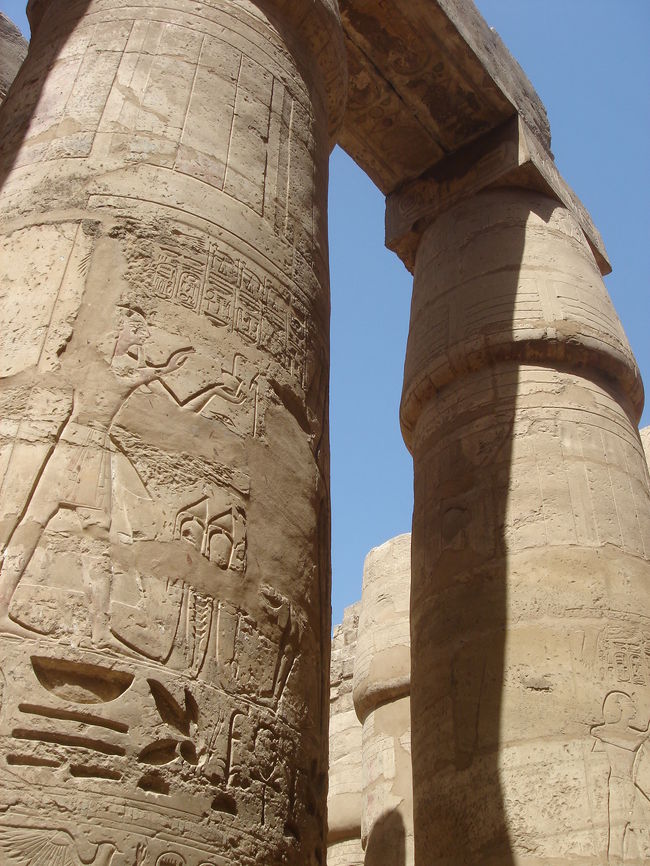 中にはたくさんの柱が立っていて、134本あるらしい。<br />柱の下はちょうど良い休憩場所。エジプト1日目からものすごく暑かった...。