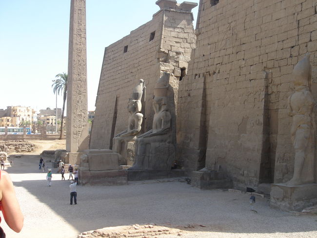 ルクソール神殿。<br />２本のオベリスクの内１本はパリのコンコルド広場にあるようです。