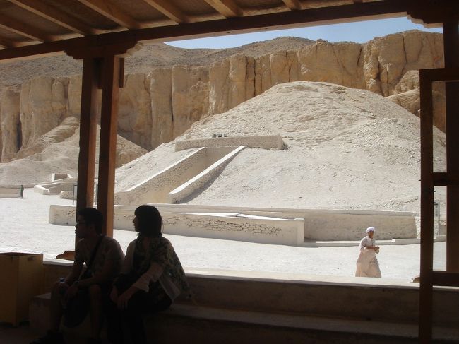 続いて王家の谷。<br />振り返ってみればこの日が１番暑かったです。<br />