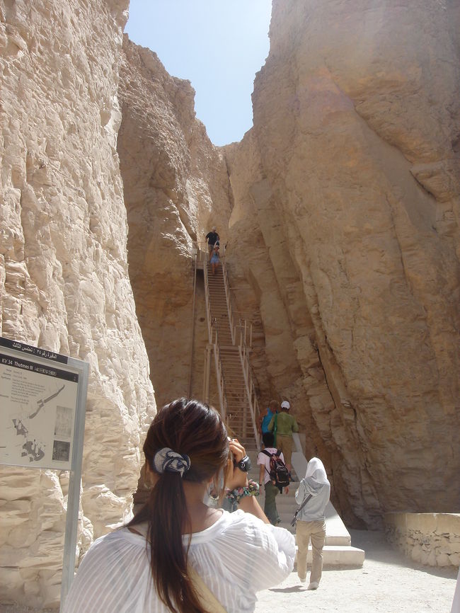 トトメス?世のお墓も入りました。<br />ここは1番きつい道のりらしく、ペットボトルを持つのを忘れてしまい、登りきった時にはとても喉が乾いてしまったので地元の少年が売っているお水を高くても良いから買おう〜と思ったら売り切れと言われた...。